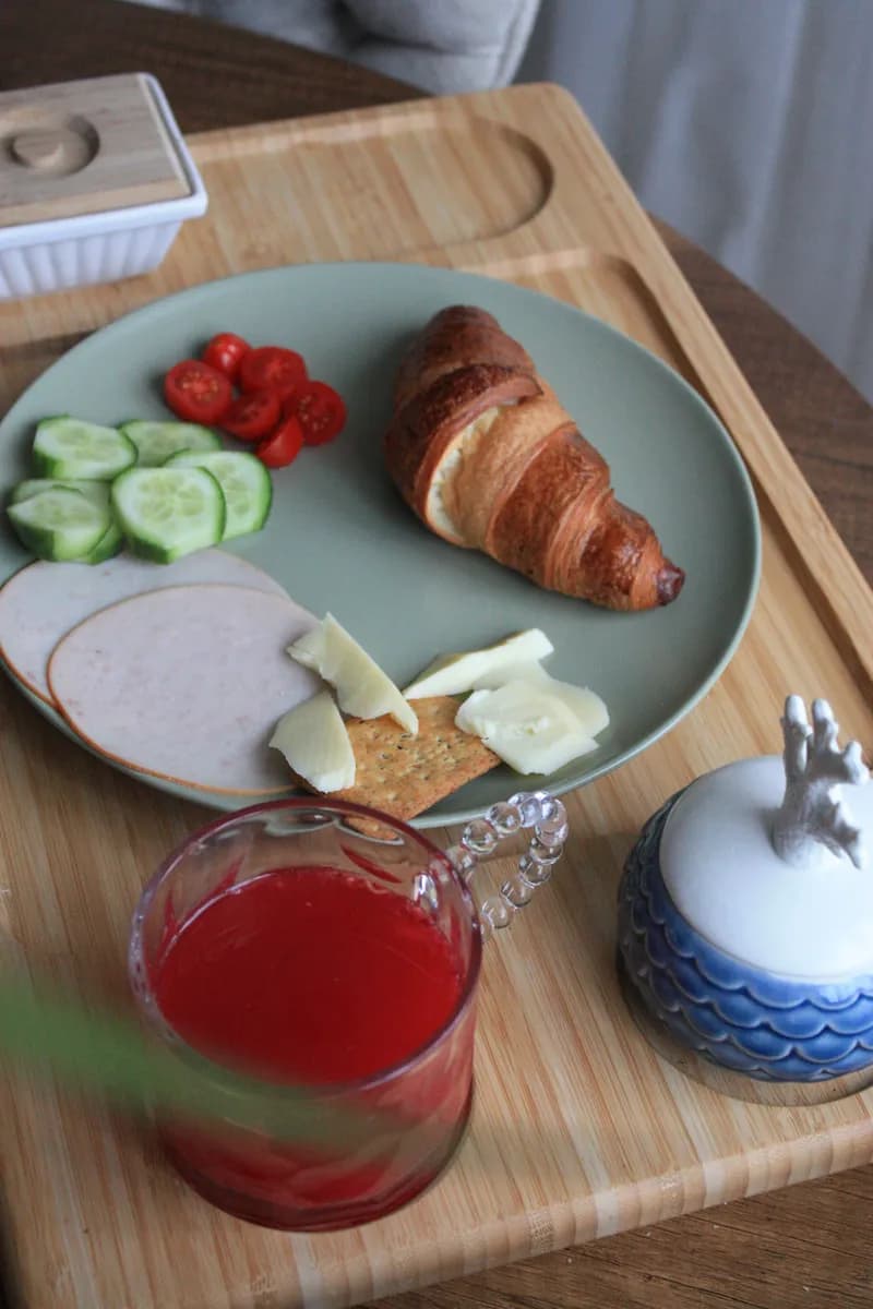 BookNoFees-voorbeeldfoto: ontbijtblad met croissant, groenten en sap