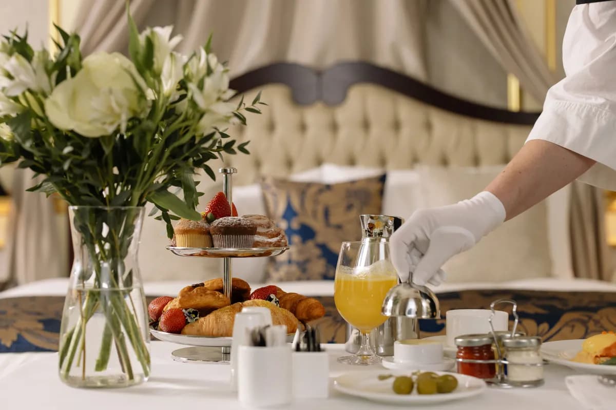 BookNoFees-voorbeeldfoto: ontbijttafel met gebak, bloemen en ingeschonken sinaasappelsap