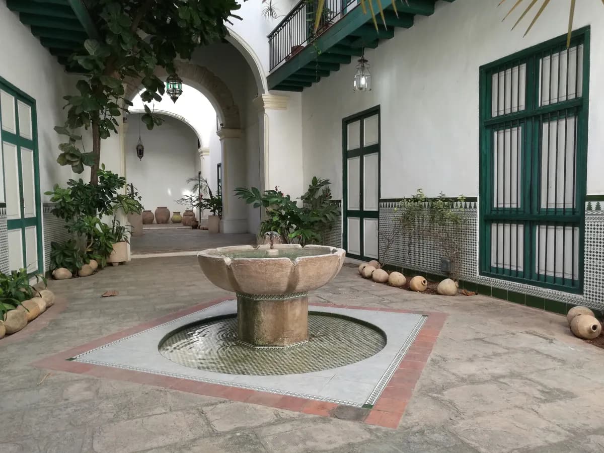BookNoFees-voorbeeldfoto: Cubaanse binnenplaats met fontein en groen geschilderde deuren
