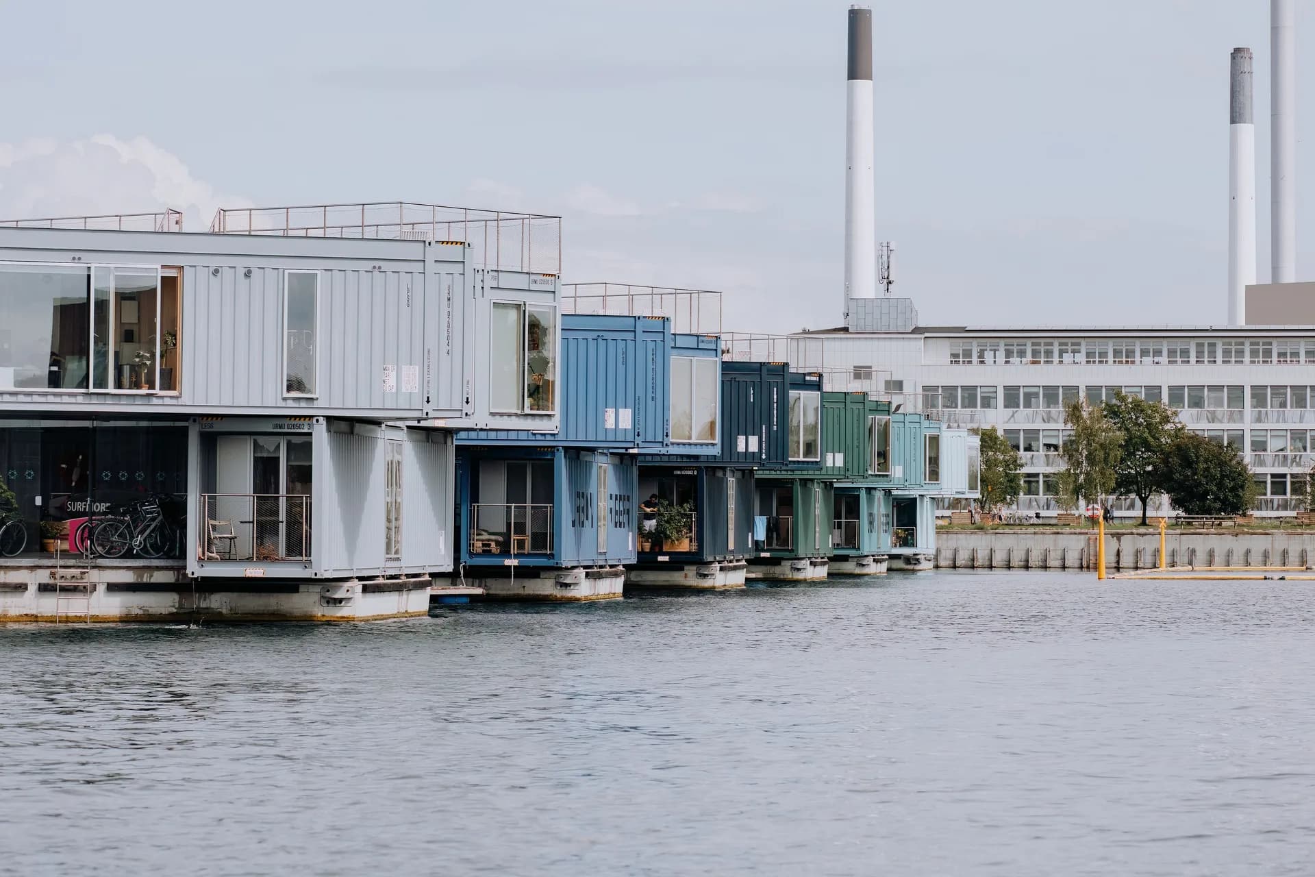 BookNoFees-voorbeeldfoto: containerwoningen met meerdere verdiepingen aan het water, met grote ramen