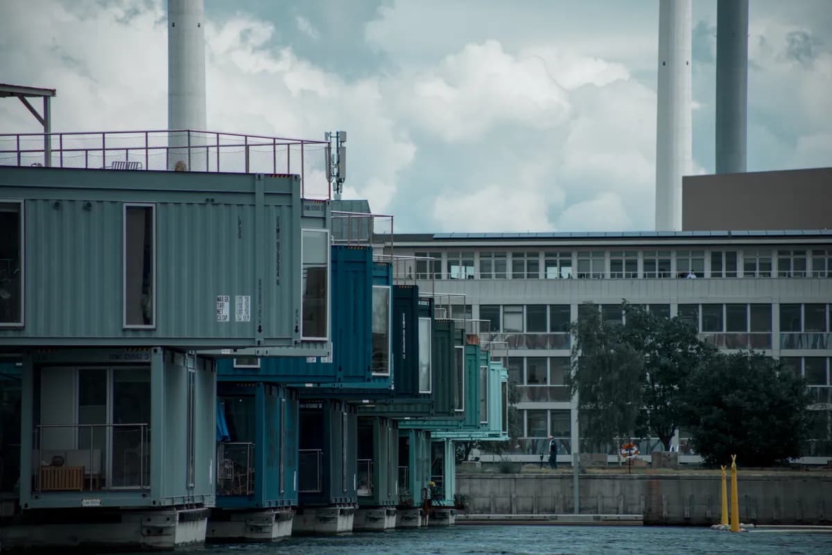 BookNoFees-voorbeeldfoto: Kleurrijke containerwoningen met een steiger aan het water