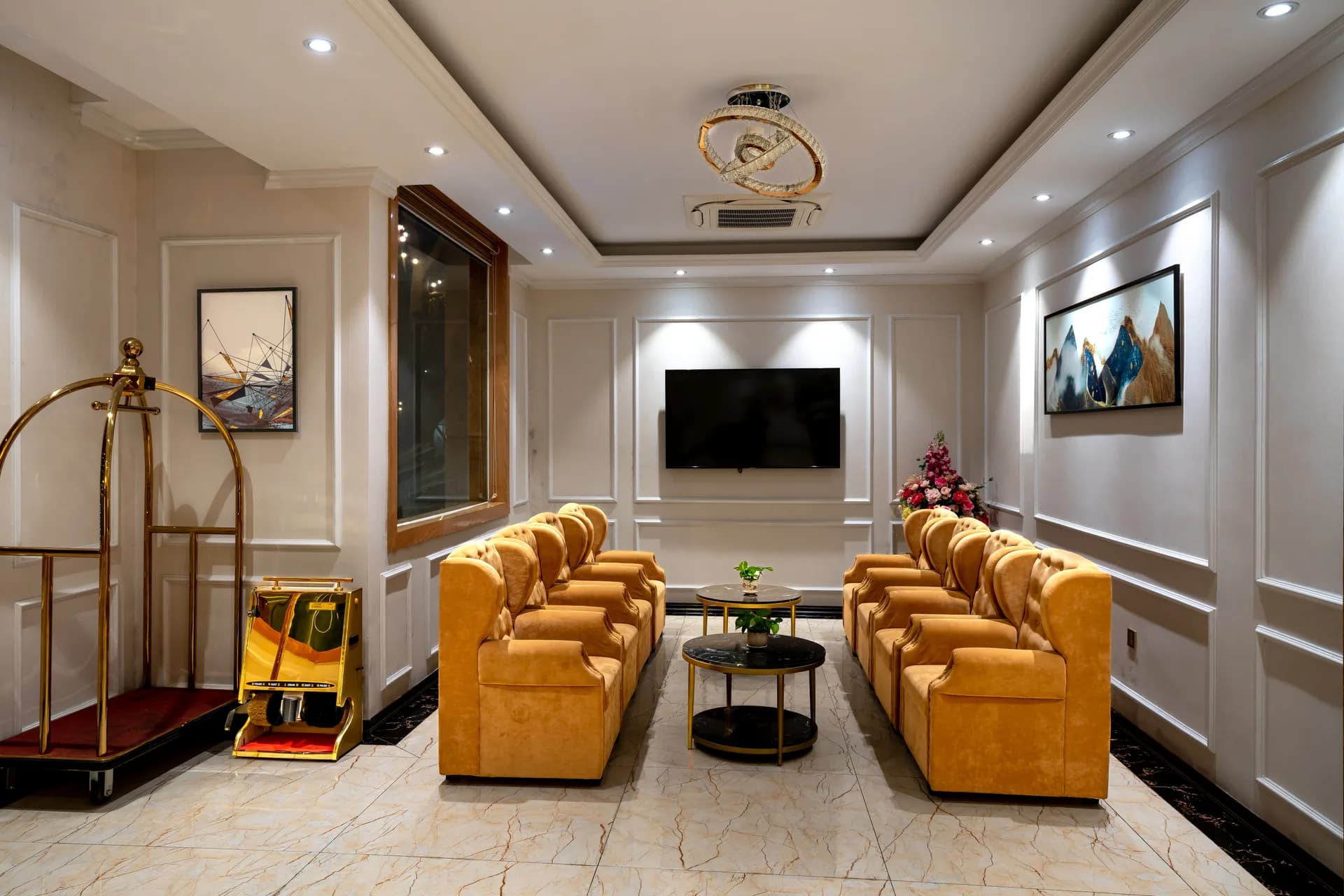 BookNoFees-voorbeeldfoto: Lichte hotellobby met goudkleurige fauteuils en bagagekarren