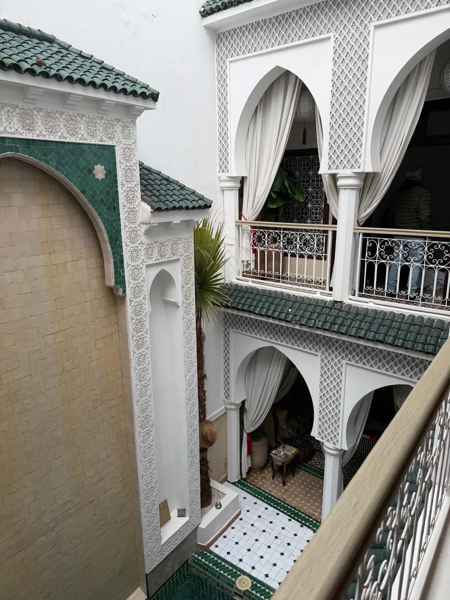 BookNoFees-voorbeeldfoto: interieur van een riad met patroontegels en bogen