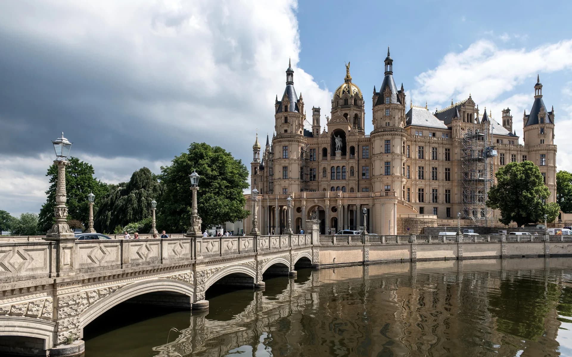 BookNoFees-voorbeeldfoto: het kasteel van Schwerin met torens en een brug over het water