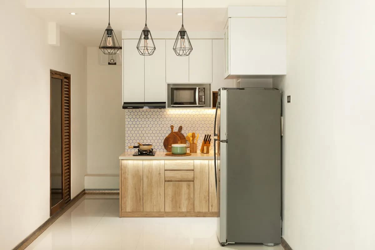 BookNoFees-voorbeeldfoto: compacte keuken met houten fronten, fornuis en koelkast