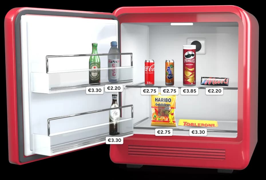 De BookNoFees-minibar zoals uw gasten deze zien: open, met drankjes, snacks en een prijs bij elk product