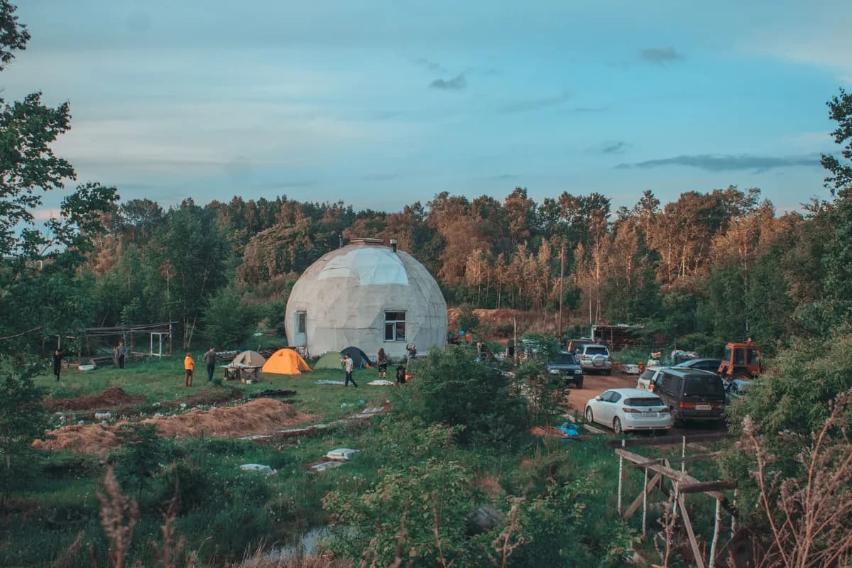 BookNoFees Voorbeeldfoto: Koepelvormige gebouwen op een camping met veel natuur in de omgeving.