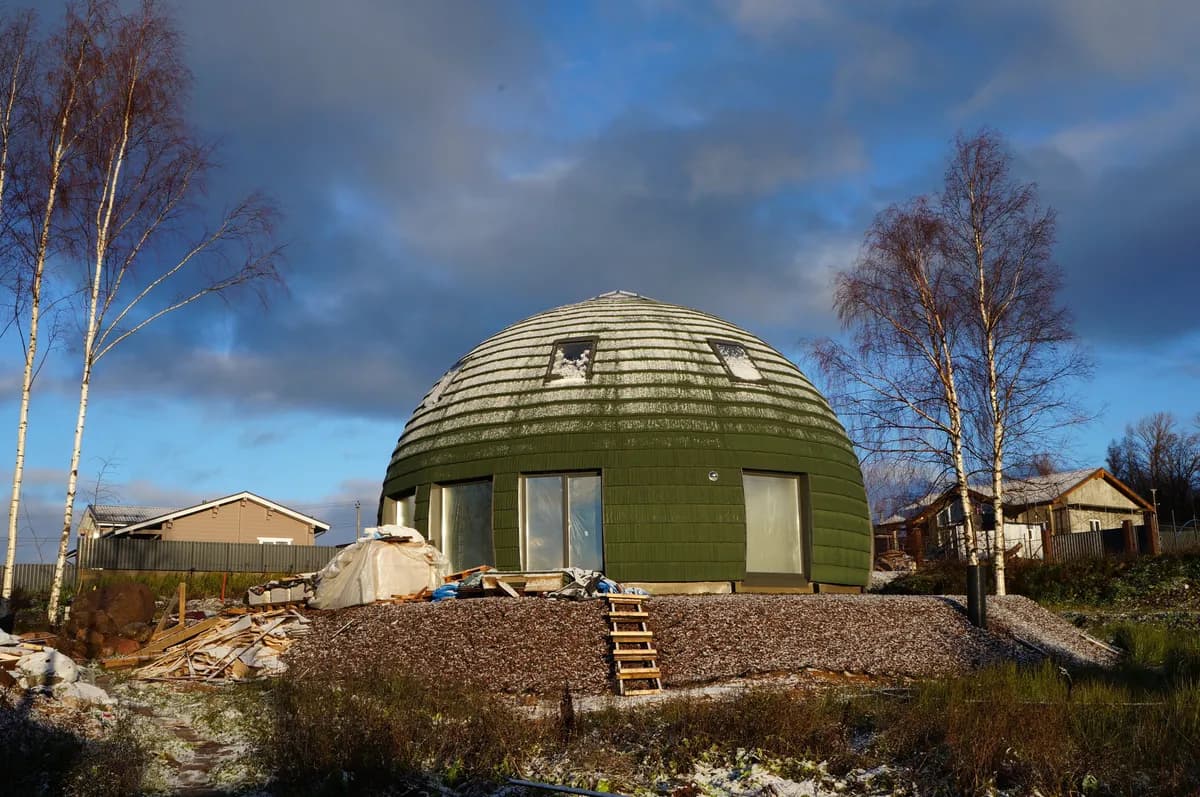 BookNoFees-voorbeeldfoto: Groen koepelhuis onder een blauwe lucht op een groene tuin