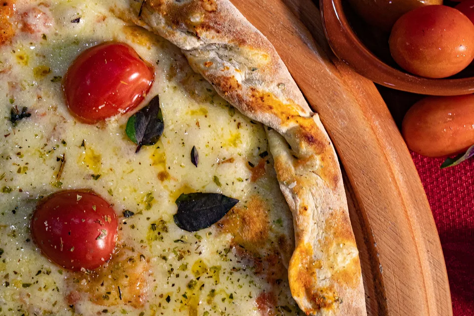 BookNoFees: Voorbeeldfoto: Kaaspizza met cherrytomaatjes