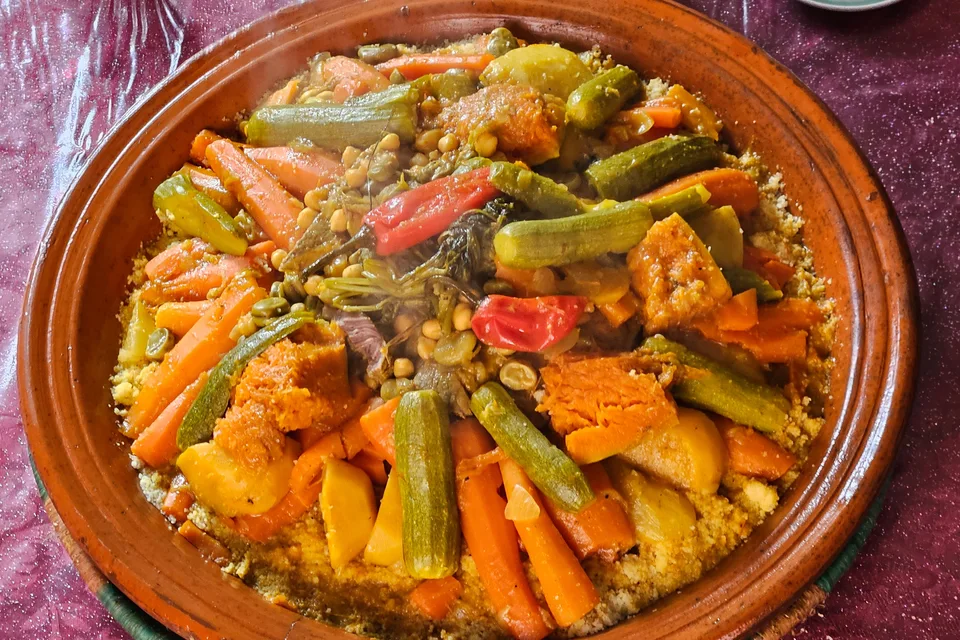 BookNoFees: Voorbeeldfoto: Kleurrijke groenten geserveerd in een tajine