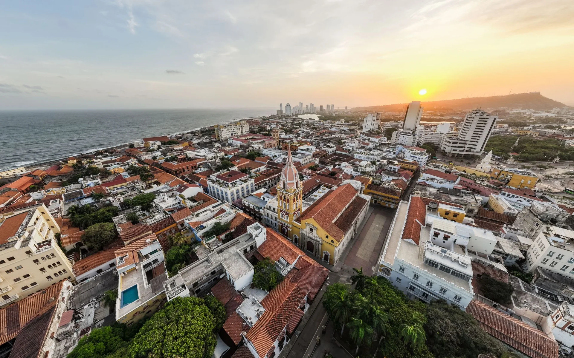De historische binnenstad van Cartagena bij zonsondergang