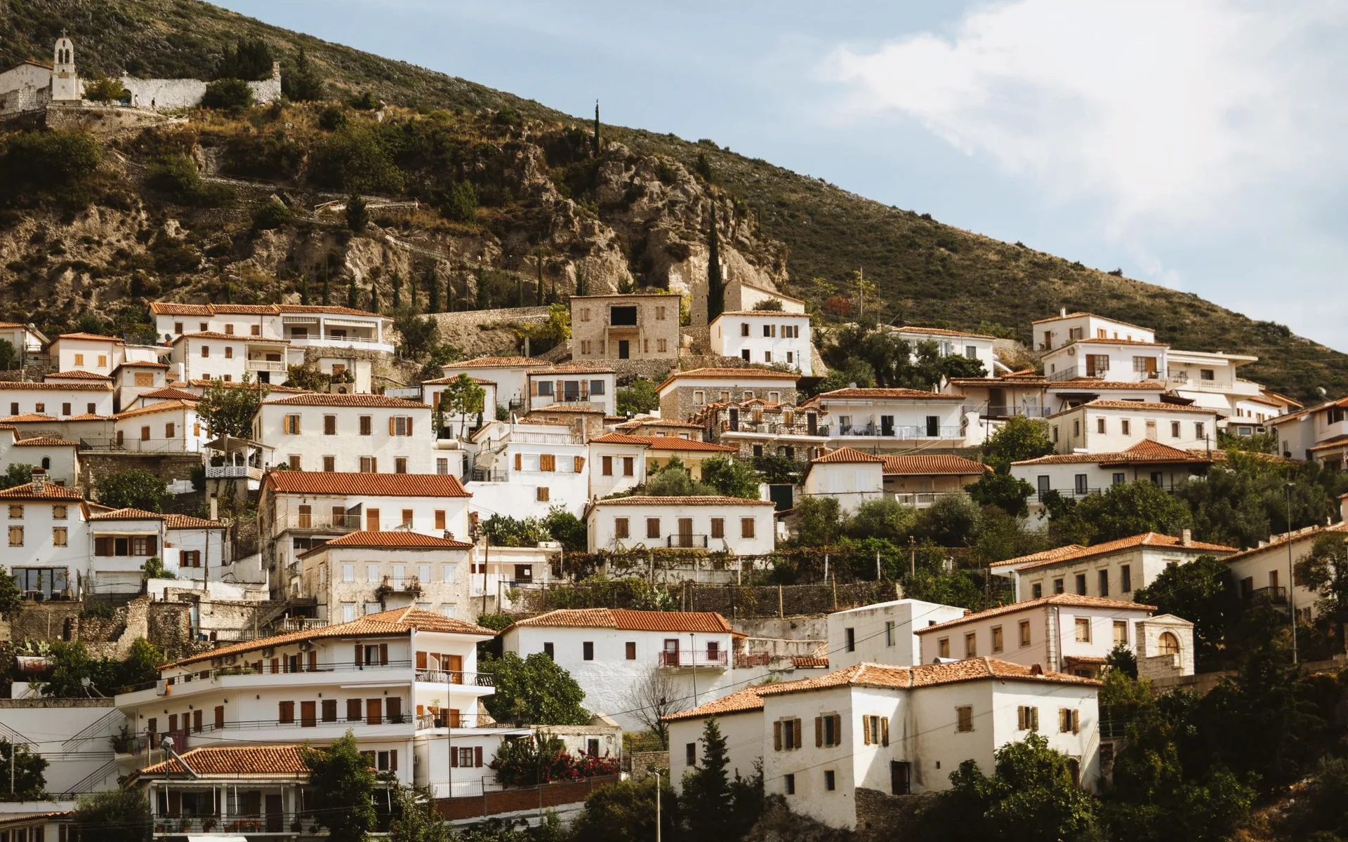 Traditionele huizen op een helling in Dhërmi, Albanië