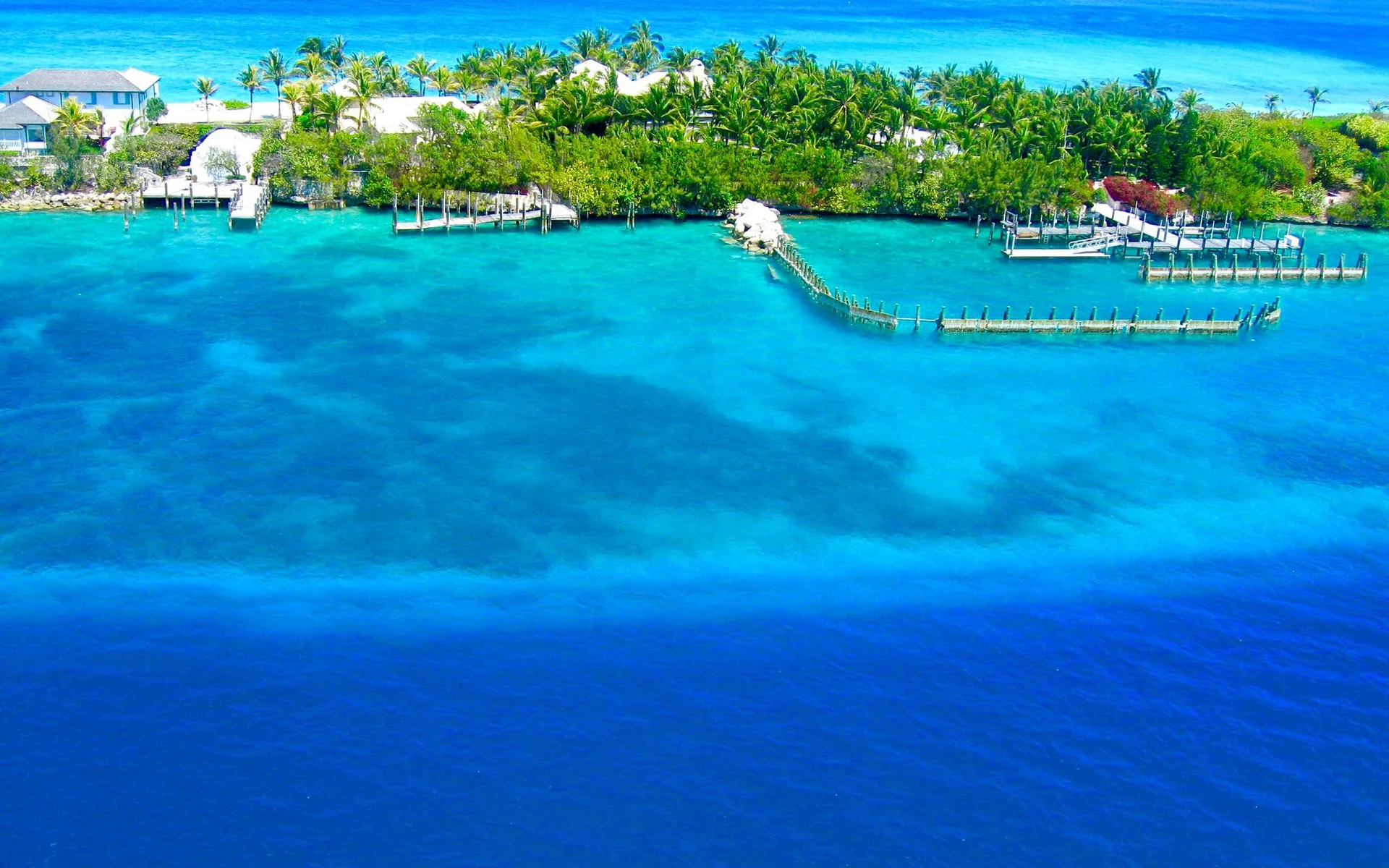 Luchtfoto van de kust van Nassau met turkoois water