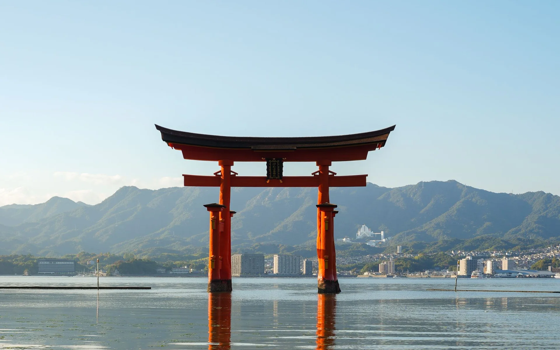 Torii bij het Itsukushima-heiligdom boven het water