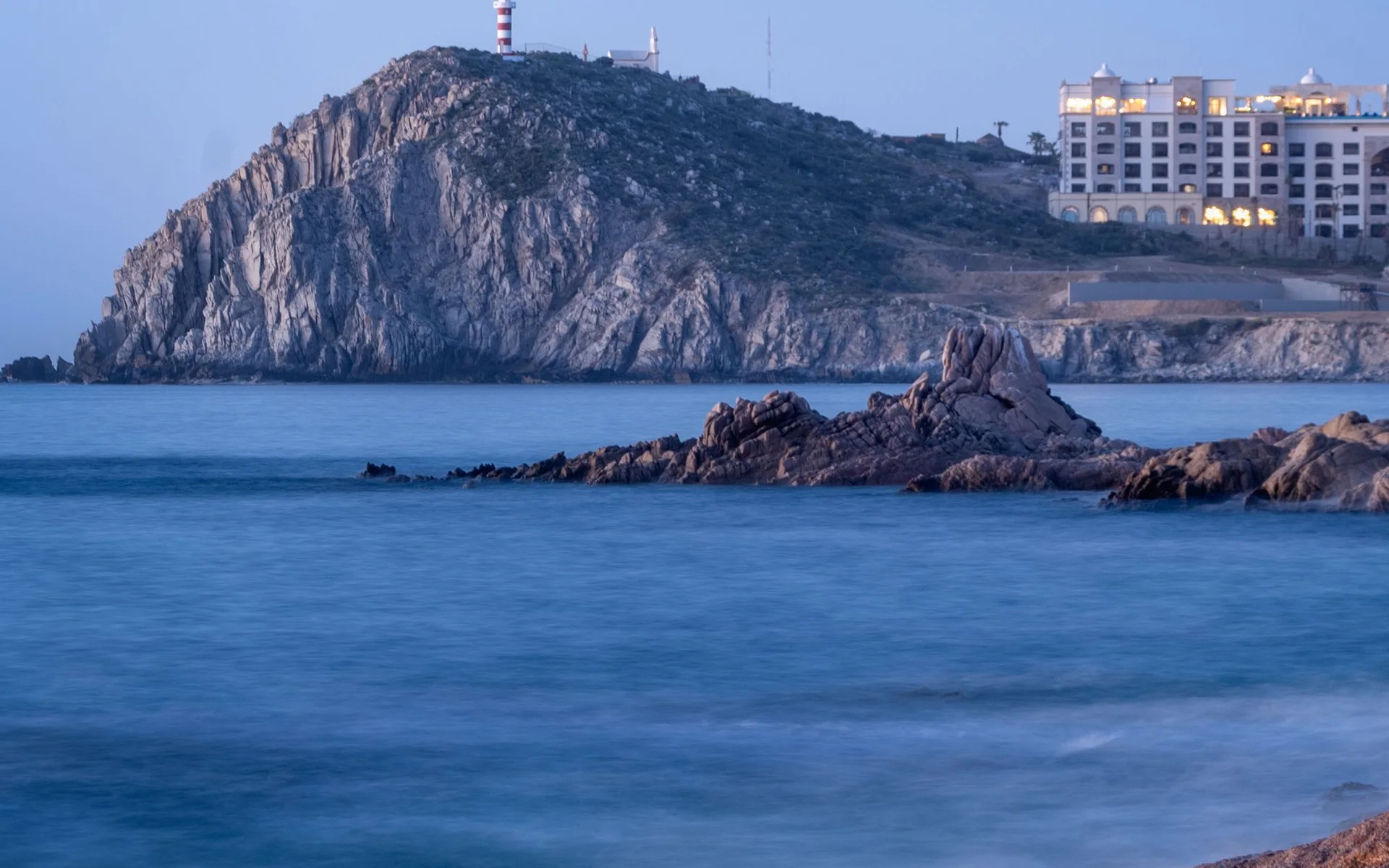 Rotsachtige kust met vuurtoren bij Cabo San Lucas