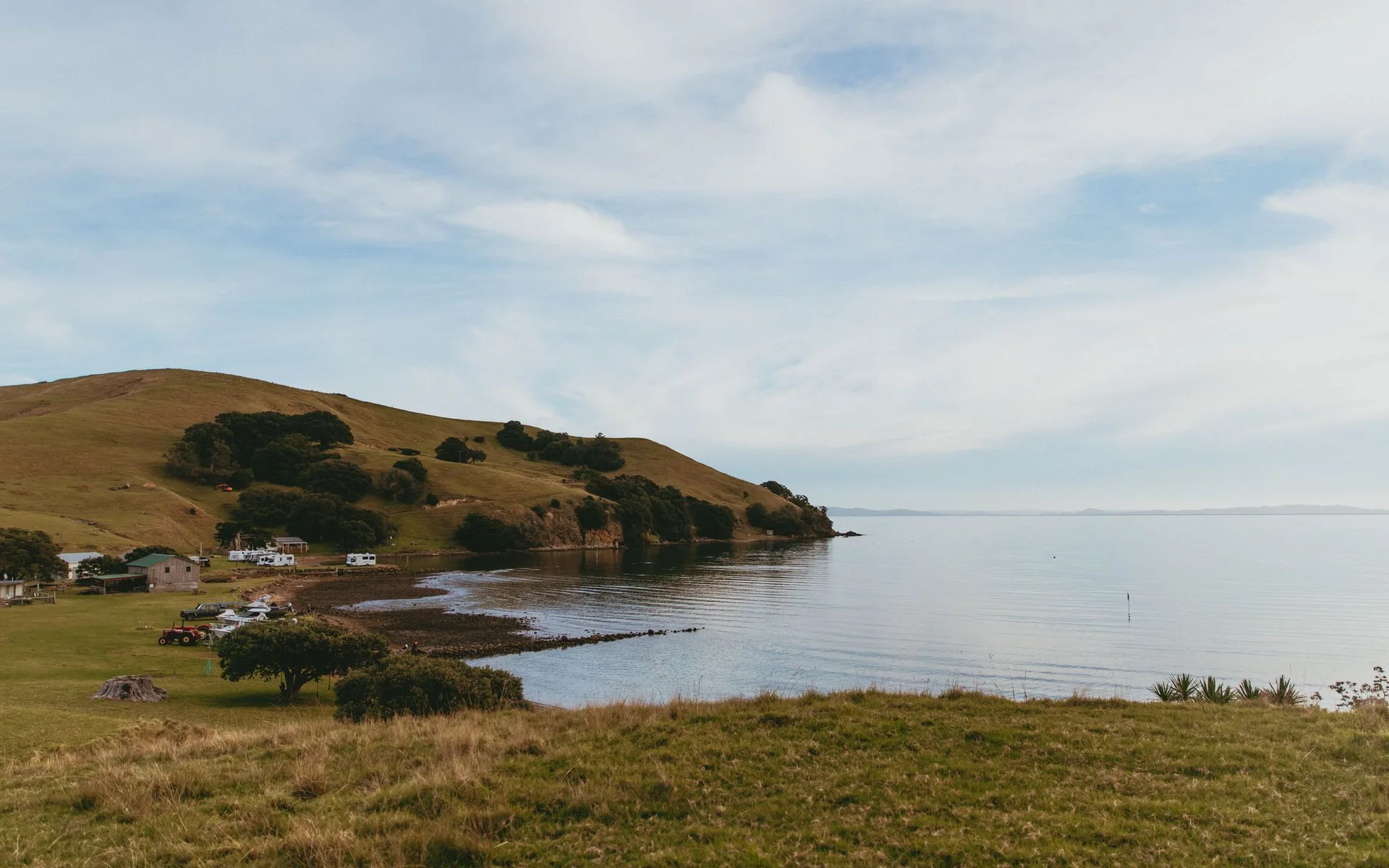 Heuvels en een rustige baai bij Kereta in Nieuw-Zeeland