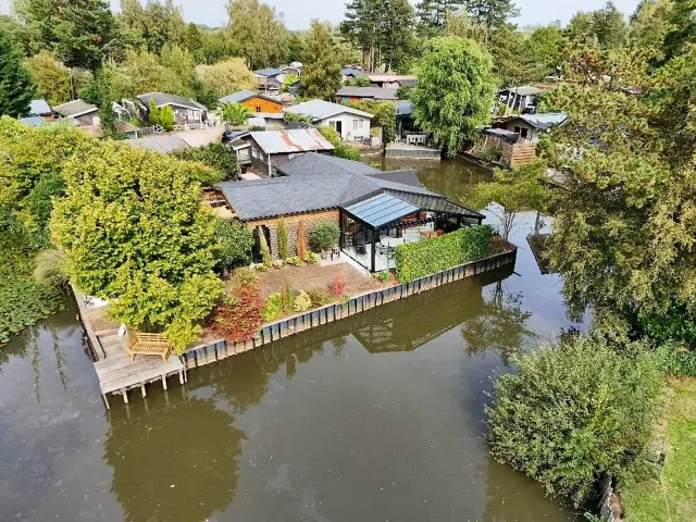 BookNoFees: vakantiehuis in Geel – Rustig chalet met één slaapkamer en een eigen tuin