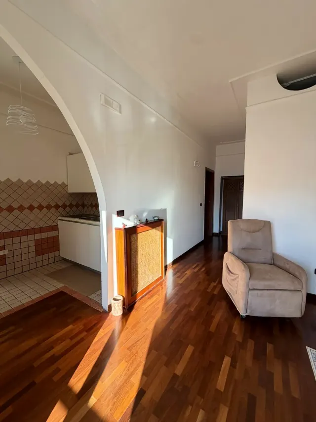 BookNoFees: vakantiehuis in Castellammare Di Stabia, De campagne, Italië – Gang met houten vloer, boog naar de keuken en fauteuil