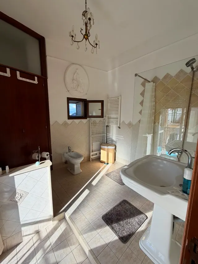 BookNoFees: vakantiehuis in Castellammare Di Stabia, De campagne, Italië – Badkamer met wastafel op voetstuk, bidet, douche en kroonluchter