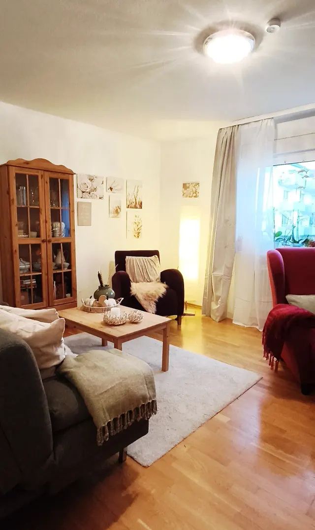 BookNoFees: vakantiehuis in Bensheim, Hessen, Duitsland – Woonkamer met bank, fauteuils, houten kast en salontafel