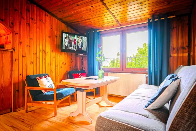 BookNoFees: Een rustig houten appartement met terras en tuin – Jarosławiec