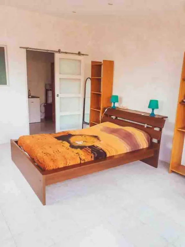 BookNoFees: Rustige bungalow met een bloemrijke patio en een buitenkeuken – Agde