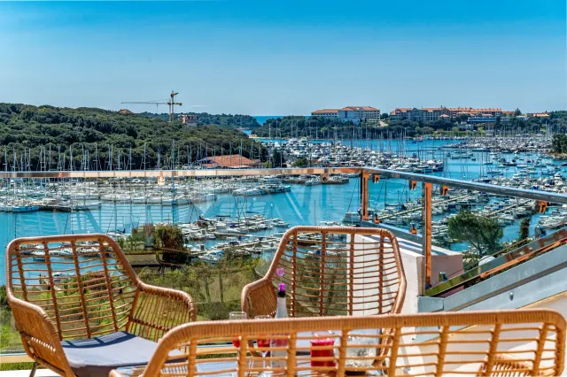 BookNoFees: Penthouse Lidi – uitzicht op zee / 2 slaapkamers + parkeerplaats + toplocatie – Pula