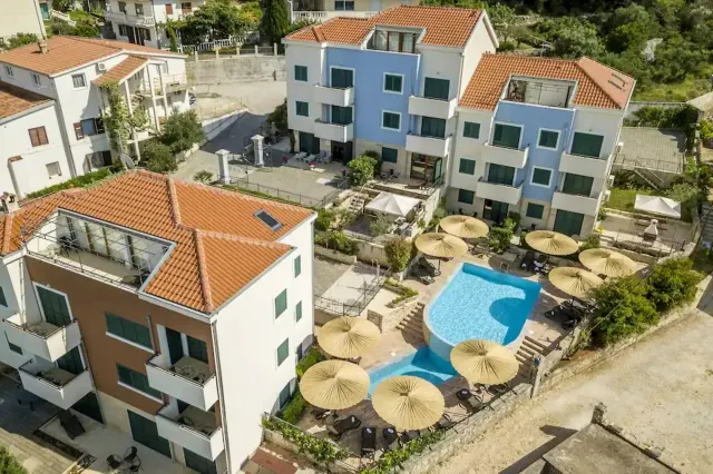 BookNoFees: vakantiehuis in Slatine – Rustig vakantieappartement met zwembad en tuin