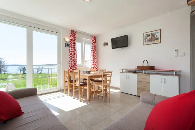 BookNoFees: Bovenverdieping van een strandvilla met dakterras, direct aan het strand. – Medulin