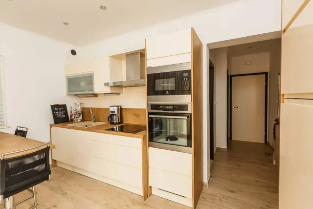 BookNoFees: Miran: appartement met balkon en uitzicht op zee – Okrug Gornji
