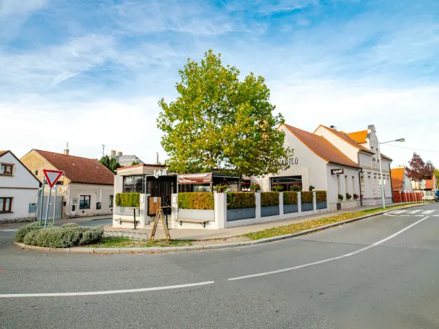 BookNoFees: Restaurant – Lokál U Zavadilů – Prague – Café U Zavadilů, foto 2