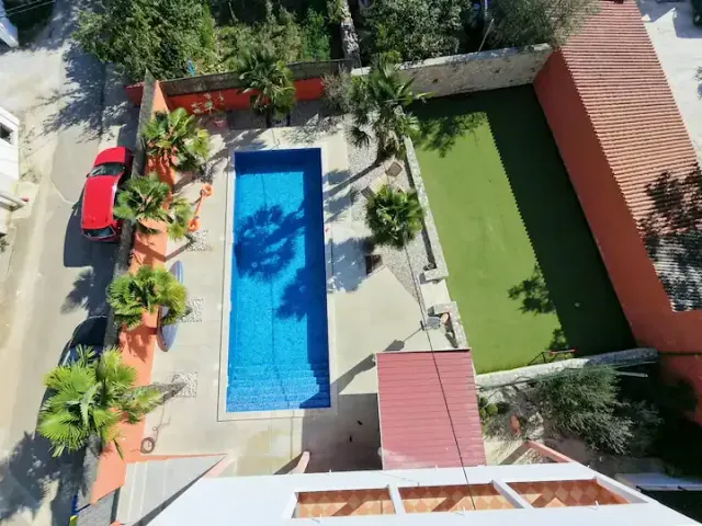 BookNoFees: vakantiehuis in Čabrunići – Een echte vakantie op 130 m², zwembad van 57 m² en een eigen tuin