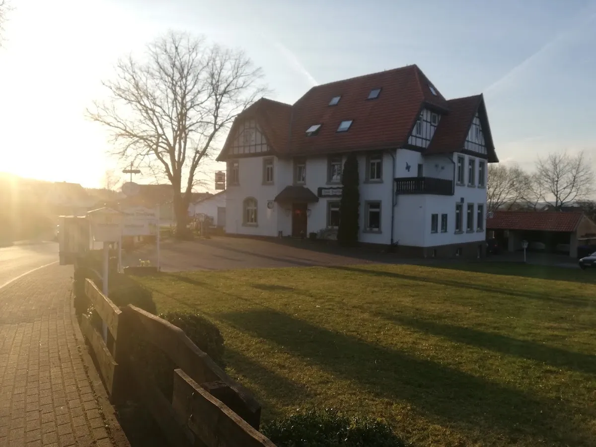 BookNoFees: Restaurant – Dorfkrug – Marsberg – Dorpscafé, foto 1