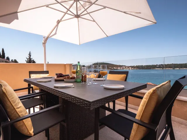 BookNoFees: Stijlvol designappartement met groot terras en uitzicht op zee, 1e verdieping – Rogoznica