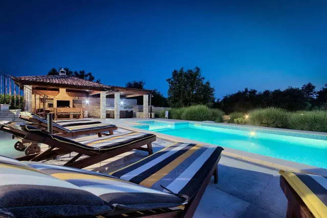 BookNoFees: vakantiehuis in Štokovci, Kroatië – een zwembad met ligstoelen en een prieel bij Villa Stokovci in Štokovci
