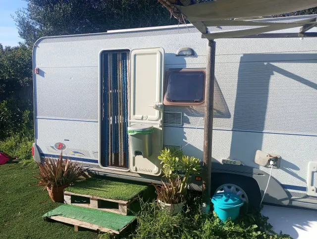 BookNoFees: Gerestaureerde vintage caravan met veranda en tuin – El Palmar De Vejer