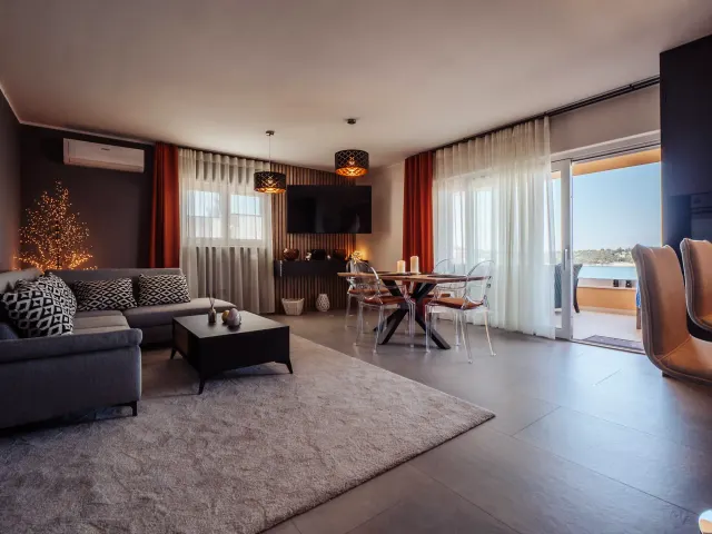 BookNoFees: vakantiehuis in Rogoznica – Stijlvol designappartement met terras en uitzicht op zee, begane grond