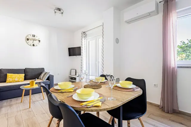 BookNoFees: vakantiehuis in Fazana- Valbandon – Licht appartement op de begane grond met balkon en uitzicht op de tuin