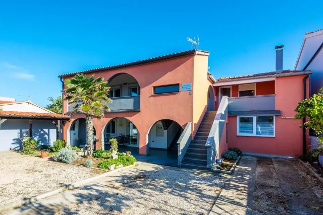 BookNoFees: Rustig tuinappartement met overdekt balkon – Vir