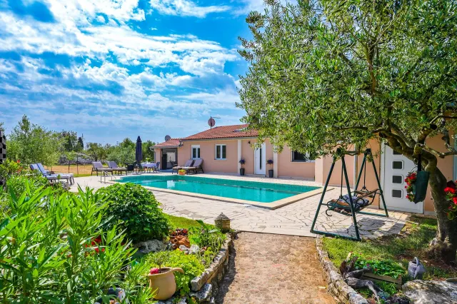 BookNoFees: Vakantiehuis Una met privézwembad en tuin – Fazana