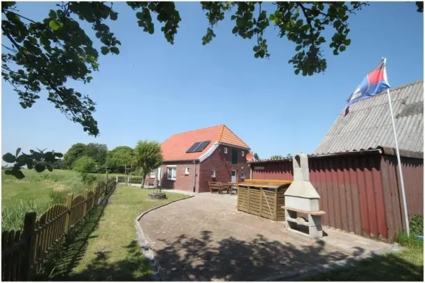 BookNoFees: Rustig vakantiehuis van baksteen met omheinde tuin – Dornum