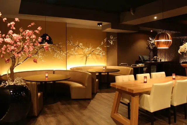 BookNoFees: Restaurant – Mchi – Amsterdam – De zon brandt fel, foto 2