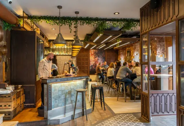 BookNoFees: Restaurant – Llagar La Llobera – Madrid – Wijnmakerij La Llobera, foto 3