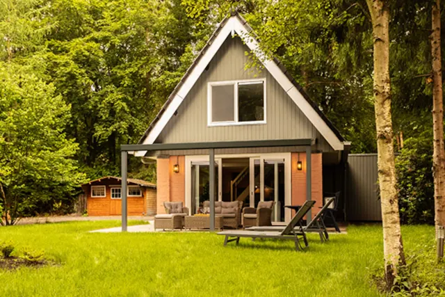 BookNoFees: vakantiehuis in Norg – Vrijstaand boshuis met omheinde tuin en speelplek
