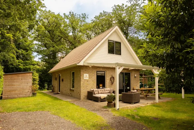BookNoFees: Vrijstaand natuurhuisje met tuin en speeltoestel – Norg