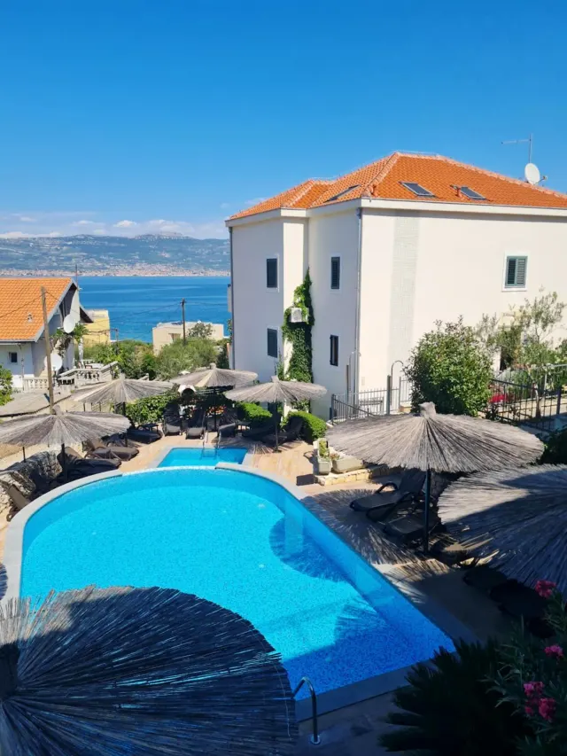 BookNoFees: Rustig vakantieappartement met zwembad en barbecueplaats – Slatine
