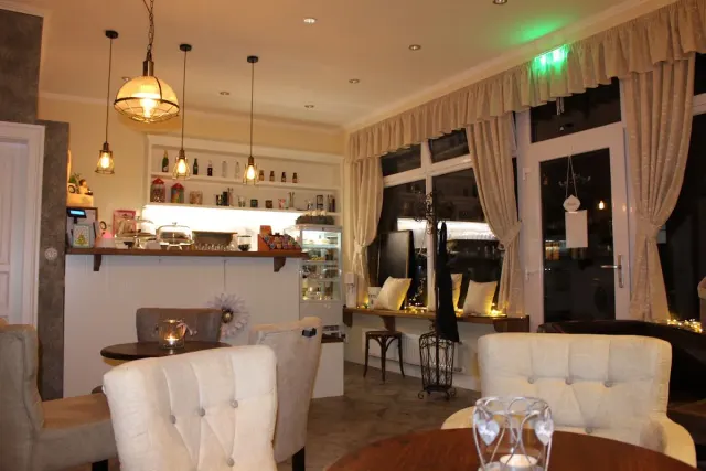 BookNoFees: Café – Babinec – Bratislava – Vrouwenkamer, foto 3