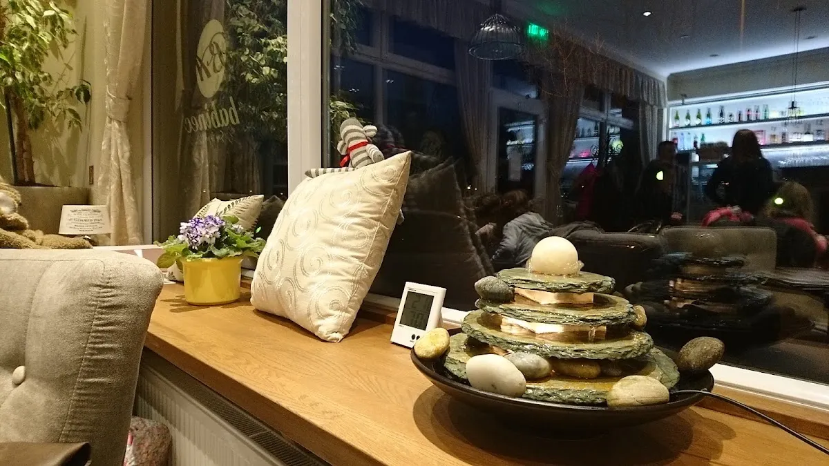 BookNoFees: Café – Babinec – Bratislava – Vrouwenkamer, foto 1