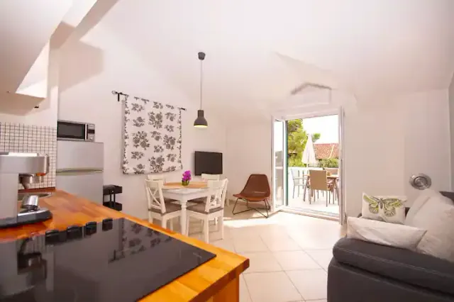 BookNoFees: NIEUW - Vakantieappartement 1 vlak bij het strand – Tribunj