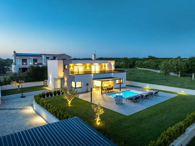 BookNoFees: Ruime villa met privézwembad en tuin – Juršići